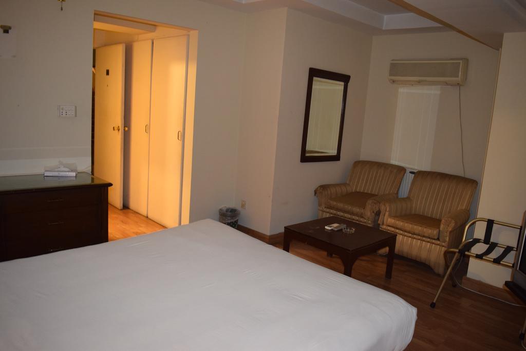 Carlton Tower Hotel Lahore Room photo