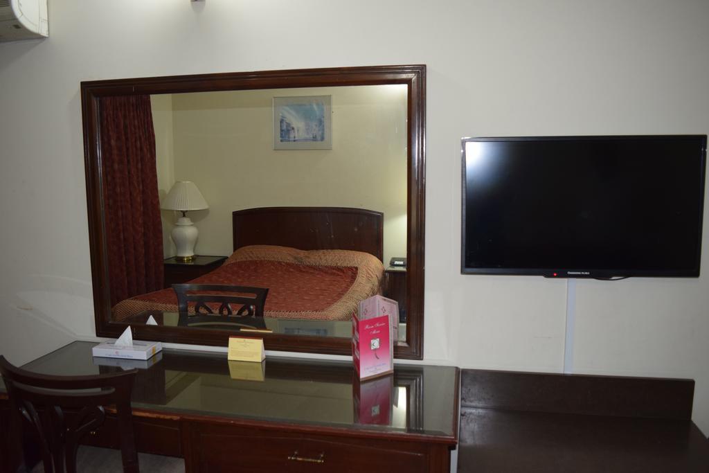 Carlton Tower Hotel Lahore Room photo
