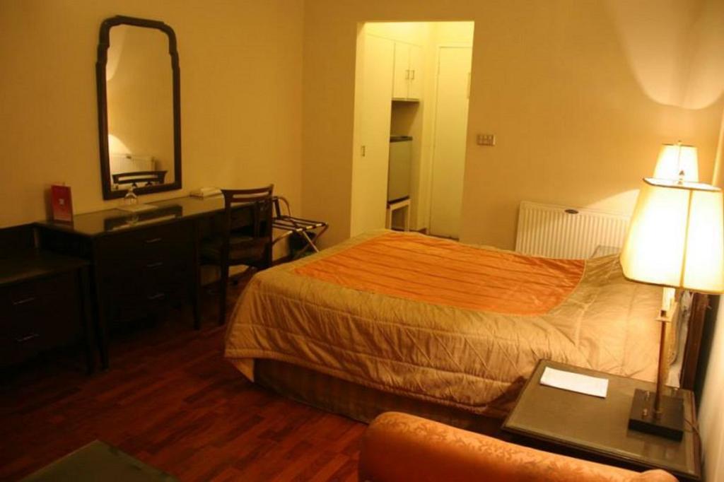 Carlton Tower Hotel Lahore Room photo