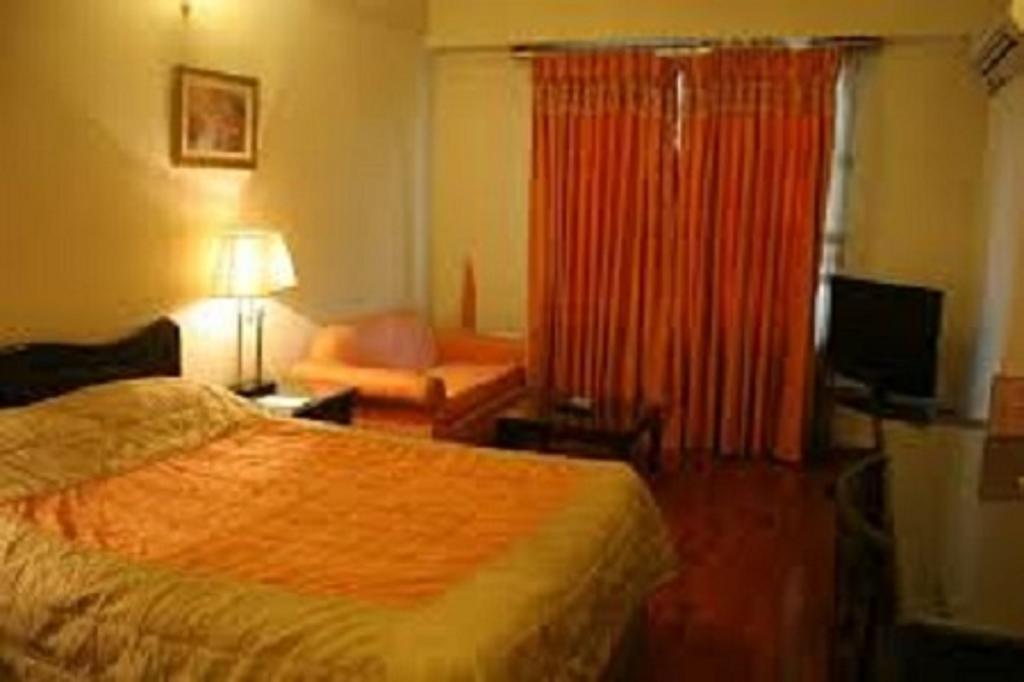Carlton Tower Hotel Lahore Room photo